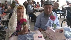 71-летний мужчина женился на своей 114-летней возлюбленной