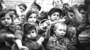 Во время Холокоста мужчина спас 669 детей. Он даже не представлял, что многие из них сидят в зале!