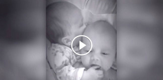 Новорожденные двойняшки в кроватке