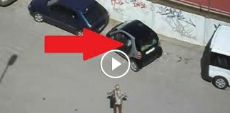 девушка пытается припарковать свою машину