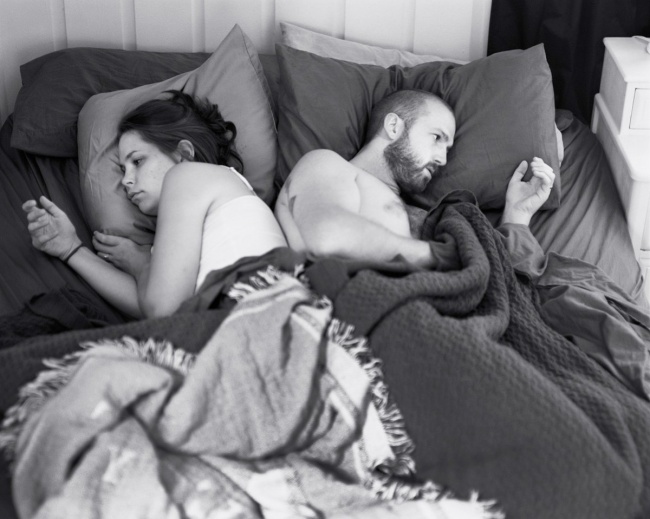 2647260-R3L8T8D-650-pickersgill-and-his-wife-often-lie-in-bed-focused-on-their-devices-for-the-photo-series-removed-he-removed-their-phones-to-show-just-how-weird-that-can-be