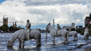 Эти скульптуры в Лондоне можно увидеть лишь дважды в день