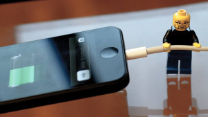 Использование iPhone во время зарядки смертельно опасно!