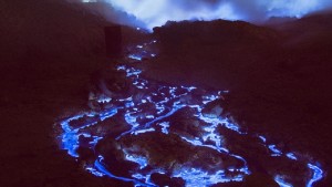Вулкан в Индонезии с синей лавой
