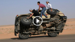 Арабские водители меняют колеса на ходу!