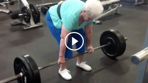 Невероятно, эта 78 летняя женщина делает подъемы со штангой в сотню килограмм!