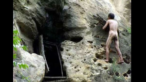 Уставший от общества мужчина 20 лет прожил в пещере