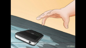 10 хитростей, которые спасут промокший телефон