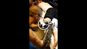 Уникальный татуировщик с ампутированной рукой, который заставил восхищаться собой весь мир