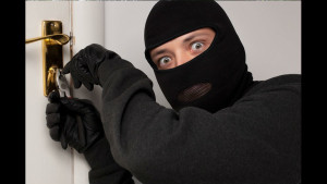 После ограбления квартиры, мужчина вошел в спальню к хозяевам с ножом и сделал ЭТО!