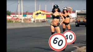 Девушки вышли топлес на дорогу в России. Причина провокационного поступка заставляет задуматься…
