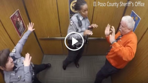 Дикие танцы в лифте полицейского участка! Супер прикол!