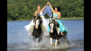Лошадь испортила свадебную фотосессию американки (4 фото)