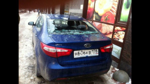 В Санкт-Петербурге сосульки пробивают крыши и падают на автомобили (4 фото)