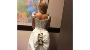Не совсем обычное свадебное платье (3 фото)