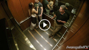 Парень заходит в лифт и начинает приставать к симпатичной девушке. Взгляни, чем это закончилось!
