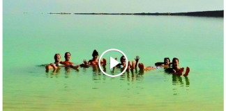 Женщина медленно вошла в Мертвое море во время отпуска