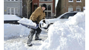 Нахал украл лопату у соседа во время снегопада. То, как отмстил мужчина, заслуживает аплодисментов!