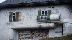 Швейцарские власти больше 50 лет скрывали секрет этих домиков. Наконец-то правда раскрыта…