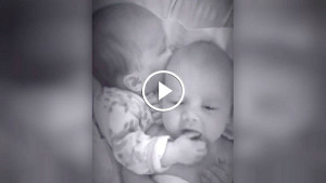 Новорожденный малыш плакал в кроватке, пока мама не обратила внимание на руку его сестры…